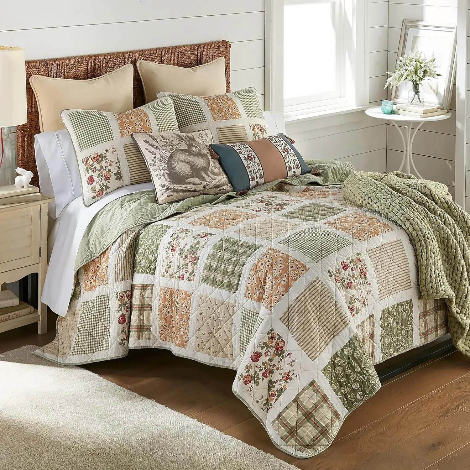 Donna Sharp Peach Rose Summer Cotton Quilted Bedding Set - 3-Piece Queen Size Quilt Set - Includes 1 Quilt and 2 Standard Pillow Shams - Machine Washable - Traditional Floral Design